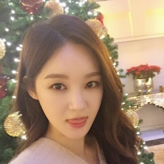 본문 이미지 - 다비치의 강민경이 크리스마스 이브를 맞아 깜찍 셀카를 공개했다. ⓒ 강민경 인스타그램