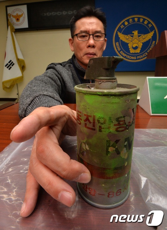 (서울=뉴스1) 손형주 기자 = 24일 오후 서울 은평경찰에서 열린 연습용 수류탄 폭발 사건 브리핑에서 경찰이 사건현장에서 발견된 연습용 수류탄을 공개하고 있다.서울 은평경찰서는 …