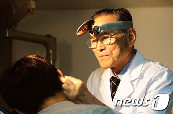 본문 이미지 - 강재균 원장이 27일 오후 전북 전주시 기리오피스텔 6층 강이비인후과에서 진료를 보고 있다. 강 원장은 현재 91세로 전국 최고령 이비인후과 원장이다.2014.12.27/뉴스1 2014.12.27/뉴스1 ⓒ News1 김대웅 기자
