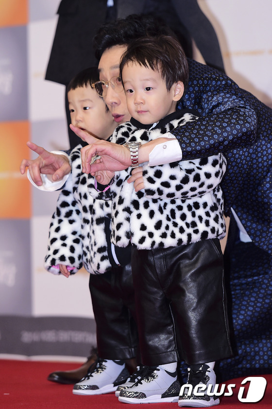 (서울=뉴스1스포츠) 김진환 기자 = 모든게 새로운 쌍둥이들~ 개그맨 이휘재와 쌍둥이 아들 이서언, 이서준군이 27일 오후 서울 여의도 KBS 공개홀에서 열리는 ‘2014 KBS …