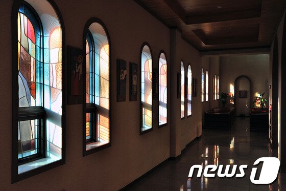 본문 이미지 -  성 베네딕도회 왜관 수도원 대성당의 스테인드글라스로 스며든 빛이 신비롭다. 2014.12.27/뉴스1 ⓒ News1 정훈진 기자