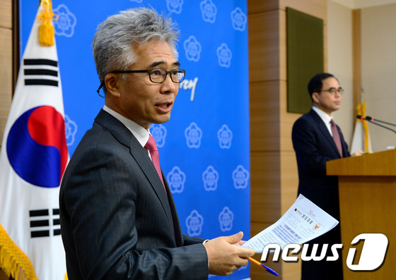 (서울=뉴스1) 박정호 기자 = 우상일 문화체육관광부 체육국장이 28일 오전 종로구 세종로 정부서울청사 별관 브리핑룸에서 열린 스포츠4대악 합동수사반 중간결과 발표에서 취재진의 질 …