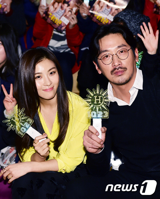 (서울=뉴스1스포츠) 권현진 기자 = 팬들과 함께하는 시간이 행복해.배우 하지원, 하정우(오른쪽)가 28일 오후 서울 성신여대 미아운정그린캠퍼스에서 열린 영화 '허삼관'(감독 하정 …