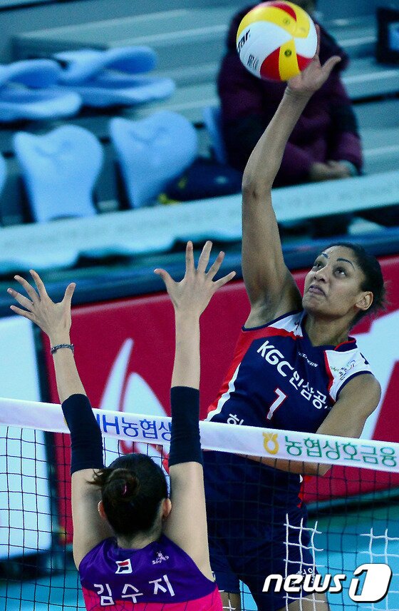 본문 이미지 - 인삼공사의 조이스(오른쪽)은 삼성화재의 레오만큼 비중이 큰 선수다. 하지만 번번이 원맨쇼가 아닌 몸부림에 그치고 있다. ⓒ News1 DB