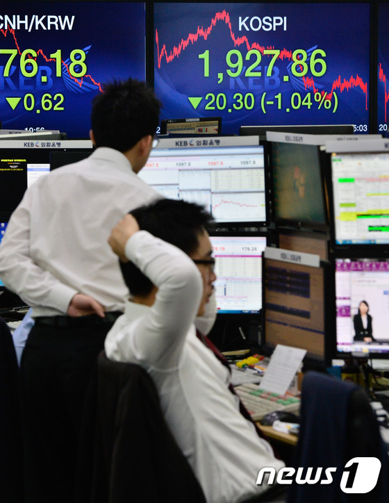 (서울=뉴스1) 송은석 기자 = 코스피가 전날 대비 20.30포인트(1.04%) 내린 1,927.86에 마감한 29일 서울 중구 명동 외환은행 본점 딜링룸에서 딜러들이 업무를 보고 …