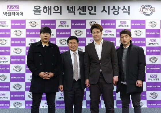 본문 이미지 - 2014년 올해의 넥센인을 수상했던 강정호(왼쪽)와 박병호(오른쪽 두 번째), 그리고 서건창. (넥센 제공). ⓒ News1