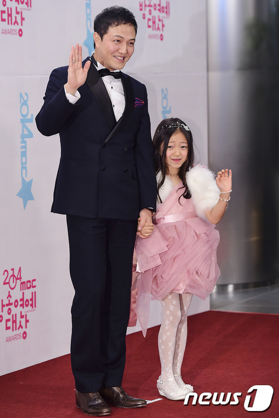 (서울=뉴스1스포츠) 김진환 기자 = 세윤이 수상 기대하세요~ 배우 정웅인과 딸 정세윤양(오른쪽)이 29일 오후 서울 MBC 센터 상암 신사옥에서 열린 ‘2014 MBC 방송연예대 …
