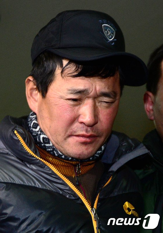 본문 이미지 - 경찰에 검거된 &#39;가방 속 할머니 시신&#39; 용의자 정형근이 2014년 12월 29일 밤 서울 중구 중부경찰서에서 인천남동경찰서로 이송되고 있다. 경찰에 따르면 서울 중부경찰서 강력계 형사들이 이날 오후 7시쯤 서울 중구 을지로 훈련원공원 앞 노상에서 정씨를 체포했다. 2014.12.29/뉴스1 ⓒ News1 DB