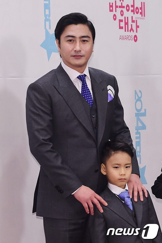 (서울=뉴스1스포츠) 김진환 기자 = 붕어빵이 따로 없네~ 방송인 안정환과 아들 안리환이 29일 오후 서울 MBC 센터 상암 신사옥에서 열린 ‘2014 MBC 방송연예대상 & 레드 …