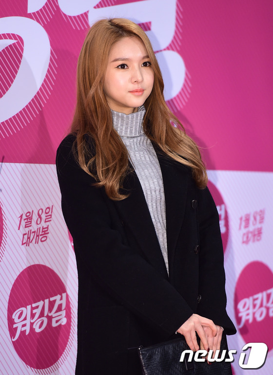 (서울=뉴스1스포츠) 권현진 기자 = 미모에 물 올랐네.피에스타 재이가 29일 오후 서울 코엑스 메가박스에서 열린 영화 ‘워킹걸’(감독 정범식) VIP 시사회에 참석해 포즈를 취하 …