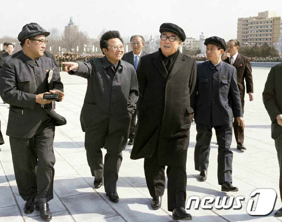 (서울=뉴스1) 조희연 기자 = 북한 노동신문은 김일성 전 국가주석과 김정일 전 국방위원장의 과거 사진을 3일자 신문에 게재했다. 사진은 김일성 전 국가주석과 김정일 전 국방위원장 …