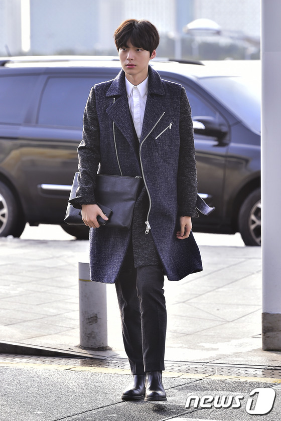(인천공항=뉴스1스포츠) 김진환 기자 = 모델 출신 다운 완벽한 정장핏~배우 안재현이 ‘2014 Mnet 아시안 뮤직 어워드’(마마) 참석 차 3일 오전 인천국제공항을 통해 홍콩으 …