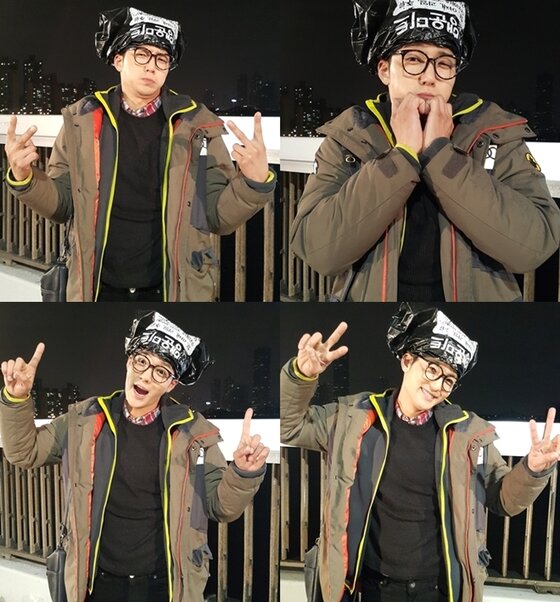 본문 이미지 - 배우 김진우가 검정 비밀봉지를 머리에 쓰고 있는 모습을 공개했다. ⓒ 제이와이드컴퍼니