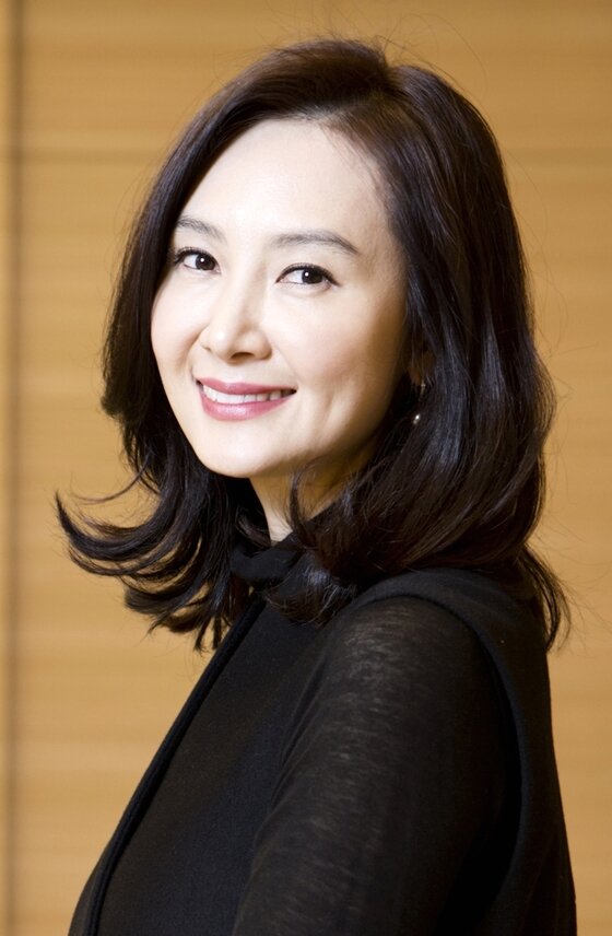 본문 이미지 - 배우 채시라가 KBS 새 수목드라마 '착하지 않은 여자들' 출연을 확정 지었다. ⓒ 꿀단지엔터테인먼트