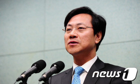 (전주=뉴스1) 김대웅 기자 = 새정치민주연합 오영식(서울 강북구갑)의원이 30일 오전 전북 전주시 전북도의회 브리핑룸에서 최고위원 출마 입장을 밝히고 있다.2014.12.30/뉴 …