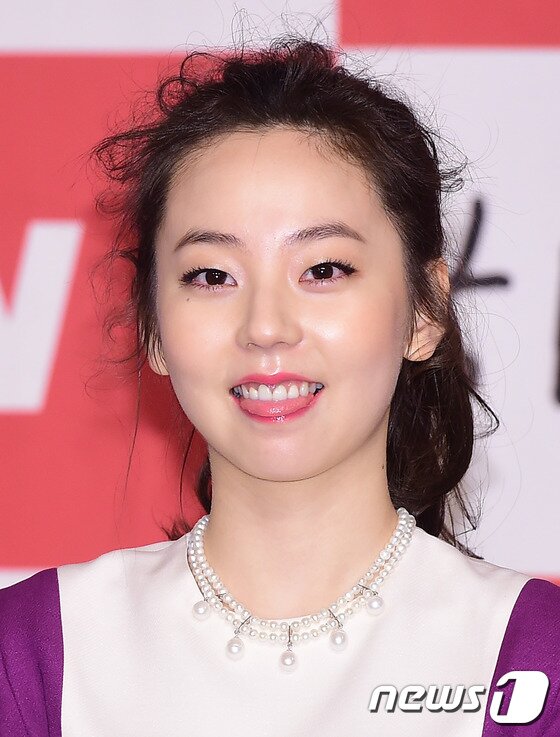 본문 이미지 - 안소희와 김수현의 열애설이 보도된 가운데 안소희가 김수현의 추천으로 소속사를 이적했다는 보도도 함께 주목받고 있다. ⓒ News1star DB