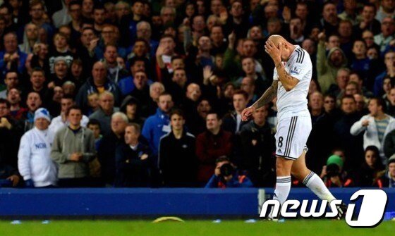 본문 이미지 - 스완지의 미드필더 존조 셸비가 리버풀과의 경기에서 상대 선수를 팔꿈치로 가격했다. 이 행위로 셸비는 4경기에 출전 금지가 예상되고 있다. ⓒ AFP=News1