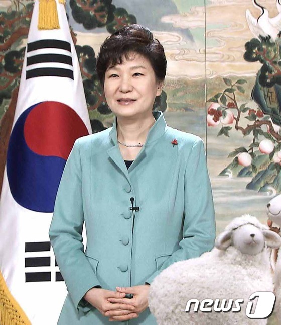 박근혜 대통령이 을미년(乙未年) 새해를 하루 앞둔 지난 31일 인터넷 동영상 사이트 '유투브'에 게재된 동영상을 통해 신년사를 발표하고 있다. (청와대 제공) 2014.12.31/뉴스1 © News1 이광호 기자
