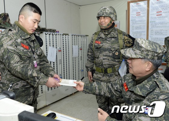 (인천=뉴스1) 조희연 기자 = 이영주 해병대사령관이 31일 인천 강화군 교동도 등 수도권 서측 최전방 해병부대를 찾아 동계작전 준비를 점검하고 군 장병에게 책을 전달하며 격려하고 …