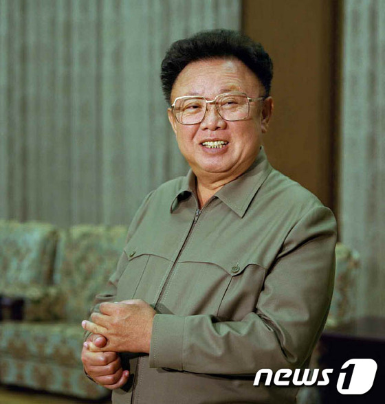 북한 노동신문은 김정일 전 국방위원장의 과거 사진을 4일자 신문에 게재했다. (노동신문) 2014.12.4/뉴스1 © News1 조희연 기자