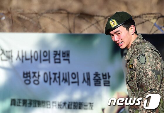 본문 이미지 - 배우 유승호가 4일 오전 강원도 화천에 있는 이기자 부대 앞에서 팬들과 취재진들에게 전역 인사를 하며 눈물을 흘리고 있다. ⓒ News1스포츠/ 화천= 권현진 기자