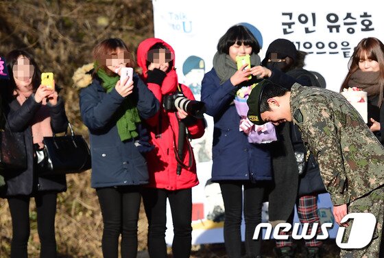 본문 이미지 - 기다려준 팬들에 90도 인사 ⓒ News1스포츠/ 화천= 권현진 기자