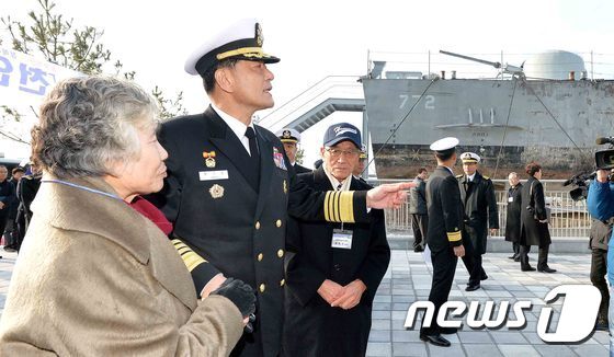 본문 이미지 - 황기철 해군참모총장과 천안함 희생자 유가족들이 4일 오후 경기도 평택 해군2함대사령부에서 열린 ‘천안함 전시시설 준공식’ 후 공개된 천안함을 살펴보고 있다. 해군은 천안함 선체를 반영구적인 안보상징물이자 안보교육장으로 활용할 예정이며, 준공식에는 천안함 장병과 유가족, 역대 해군참모총장, 평택시장 등 450여명이 참석했다. 2014.12.4/뉴스1 ⓒ News1 김영진 기자