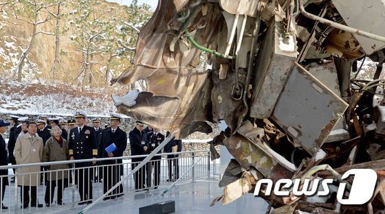 본문 이미지 - 황기철 해군참모총장과 천안함 희생자 유가족들이 4일 오후 경기도 평택 해군2함대사령부에서 열린 ‘천안함 전시시설 준공식’ 후 공개된 천안함을 살펴보고 있다. 해군은 천안함 선체를 반영구적인 안보상징물이자 안보교육장으로 활용할 예정이며, 준공식에는 천안함 장병과 유가족, 역대 해군참모총장, 평택시장 등 450여명이 참석했다. 2014.12.4/뉴스1 ⓒ News1 김영진 기자