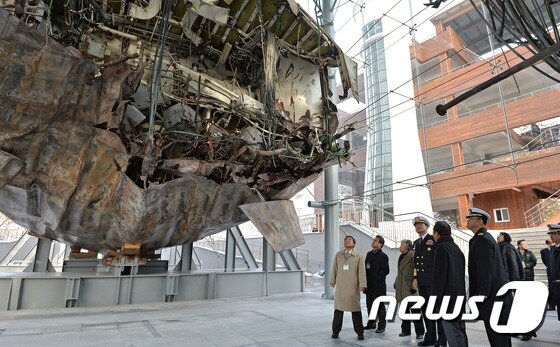 본문 이미지 - 황기철 해군참모총장과 천안함 희생자 유가족들이 4일 오후 경기도 평택 해군2함대사령부에서 열린 ‘천안함 전시시설 준공식’ 후 공개된 천안함을 살펴보고 있다. 2014.12.4/뉴스1 ⓒ News1 김영진 기자