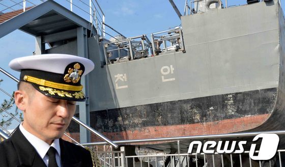 본문 이미지 - 해군장병이 4일 오후 경기도 평택 해군2함대사령부에서 열린 ‘천안함 전시시설 준공식’ 에서 순국선열에 대한 묵념을 하고 있다. 해군은 천안함 선체를 반영구적인 안보상징물이자 안보교육장으로 활용할 예정이며, 준공식에는 천안함 장병과 유가족, 역대 해군참모총장, 평택시장 등 450여명이 참석했다. 2014.12.4/뉴스1 ⓒ News1 김영진 기자