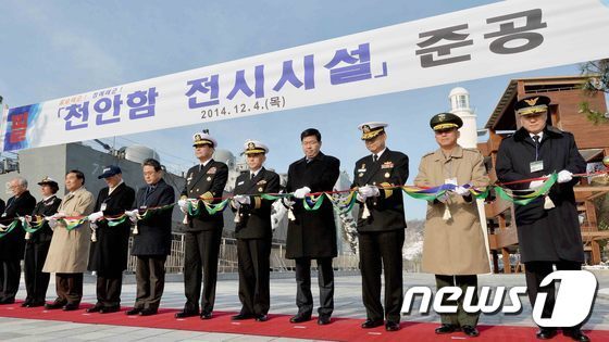 본문 이미지 - 황기철 해군참모총장(왼쪽에서 6번째)과 천안함 희생자 유가족들이 4일 오후 경기도 평택 해군2함대사령부에서 열린 ‘천안함 전시시설 준공식’ 에서 테이프 컷팅을 하고 있다. 해군은 천안함 선체를 반영구적인 안보상징물이자 안보교육장으로 활용할 예정이며, 준공식에는 천안함 장병과 유가족, 역대 해군참모총장, 평택시장 등 450여명이 참석했다. 2014.12.4/뉴스1 ⓒ News1 김영진 기자