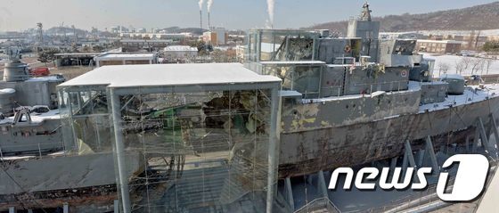 본문 이미지 - 4일 오후 경기도 평택 해군2함대사령부에서 열린 ‘천안함 전시시설 준공식’ 에서 공개된 천안함 전시시설. 해군은 천안함 선체를 반영구적인 안보상징물이자 안보교육장으로 활용할 예정이며, 준공식에는 천안함 장병과 유가족, 역대 해군참모총장, 평택시장 등 450여명이 참석했다. 2014.12.4/뉴스1 ⓒ News1 김영진 기자