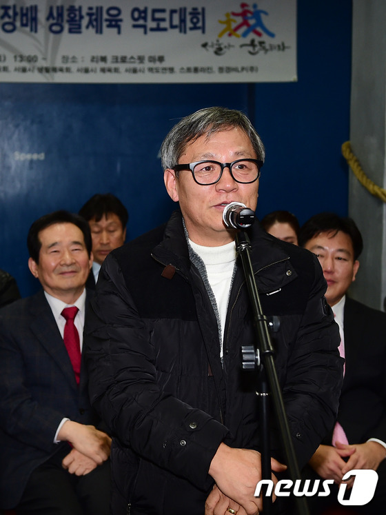 (서울=뉴스1스포츠) 권현진 기자 = 국가대표 선수를 거쳐 대한역도연맹 순회 코치 등을 역임한 이명수 종로구청 여자 역도단 감독(오른쪽)이 6일 오후 서울 대학로 리복 크로스핏 마 …