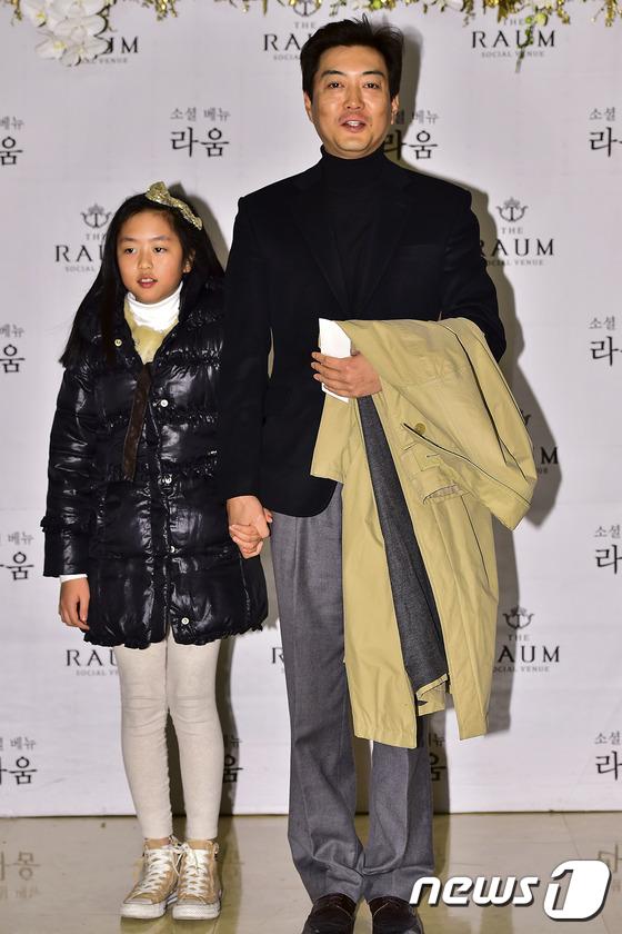 (서울=뉴스1스포츠) 김진환 기자 = 꼭 닮은 딸과 함께 왔어요~ 방송인 유정현이 7일 오후 서울 강남구 역삼동 더 라움에서 열린 배우 박광현의 결혼식에 딸과 참석해 두 사람의 앞 …