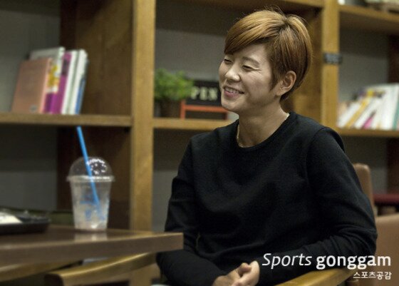 본문 이미지 - 웃고 있을 때는 축구선수라고 짐작키 힘든 외모다. 하지만 축구 이야기만 나오면 돌변한다. 전가을은 야무진 미래를 위해 현재를 뜨겁게 살고 있다. ⓒ 스포츠공감 제공