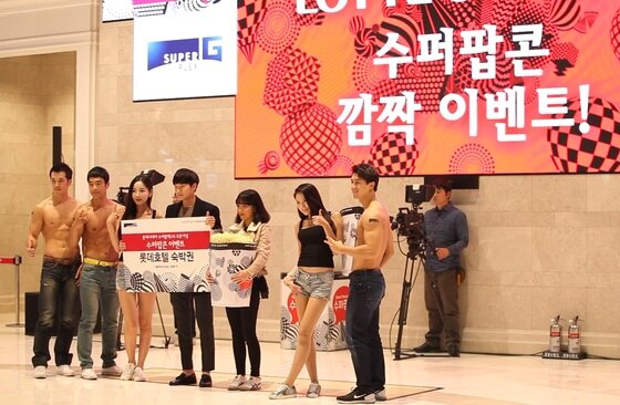 본문 이미지 - 롯데시네마 월드타워가  100매의 관람권을 증정하는 태그이벤트를 진행한다. ⓒ 롯데시네마 제공