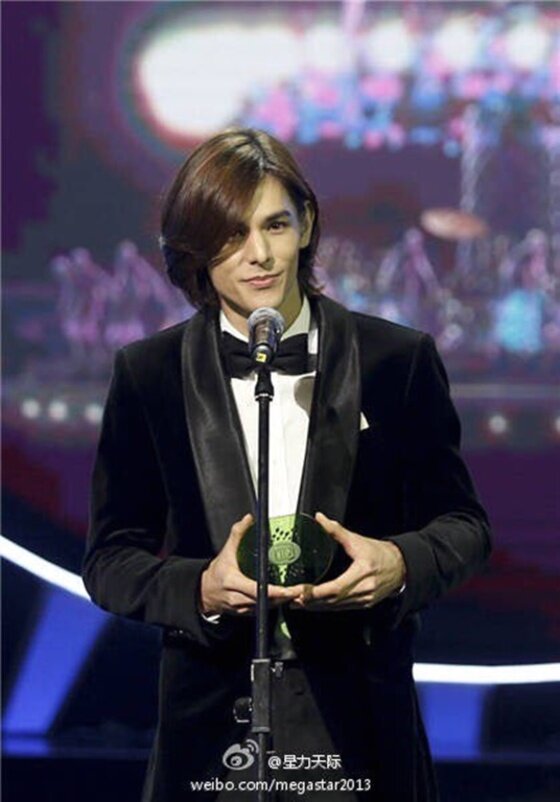 본문 이미지 - 록밴드 에덴의 드러머이자 배우 이현재가 중국 시상식에서 신인상을 수상했다. ⓒ 래몽래인