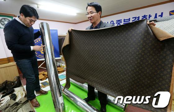 (서울=뉴스1) 오대일 기자 = 9일 오후 서울 중부경찰서에서 열린 동대문 시장 짝퉁 원단 제작·판매 일당 검거 브리핑에서 수사관들이 루이비통 등 명품 브랜드 짝퉁 원단과 원단 제 …