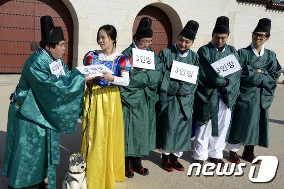 (서울=뉴스1) 안은나 기자 = 정의당 부대표단과 청년당원들이 9일 오전 서울 광화문 앞에서 국정개입 의혹을 받고 있는 '정윤회 게이트' 규탄 기자회견 후 이를 풍자하는 퍼포먼스를 …