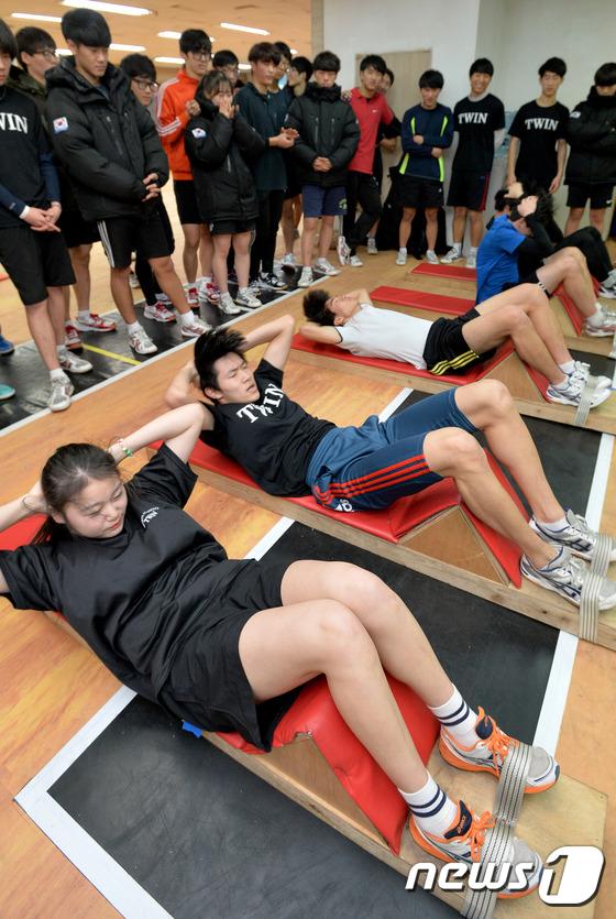 (수원=뉴스1) 김영진 기자 = 체대입시 실기시험을 앞둔 9일 오후 경기도 수원 트윈체대입시학원에서 수험생들이 실기시험을 위한 운동을 하고 있다. 2014.12.9/뉴스1