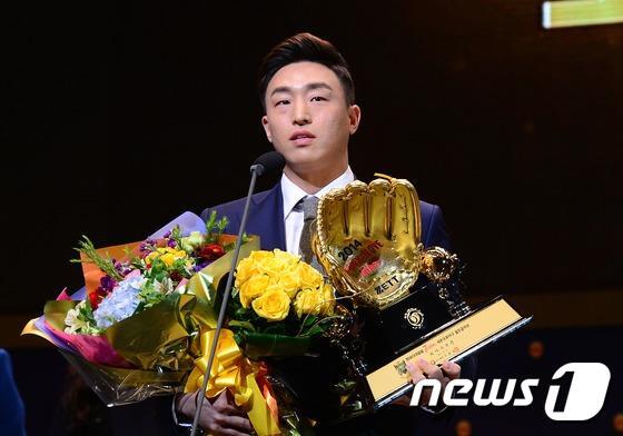 본문 이미지 - 손아섭의 2014년은 알찼고 꾸준했다. 5년 연속 3할 타율과 세자릿수 안타를 기록하며 4년 연속 외야수 부문 골든글러브도 차지했다. 내년 프로 9년차에 접어드는 손아섭의 연봉이 어느 선에서 결정될지 주목된다. ⓒ News1 DB