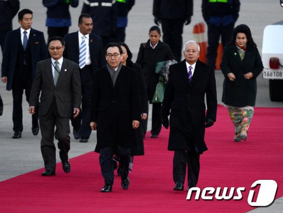 (성남=뉴스1) 안은나 기자 = 나집 라작(Najib Razak) 말레이시아 총리가 9일 오후 경기 성남 서울공항에 도착해 전용기에서 내려 조태열 외교부 2차관과 걸어가고 있다. …