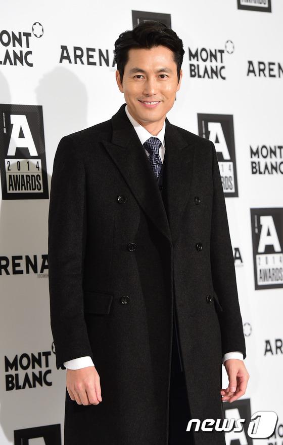 (서울=뉴스1스포츠) 권현진 기자 = 최강 비주얼.배우 정우성이 9일 오후 서울 강남구 청담동 드레스가든에서 열린 '제9회 에이 어워즈‘(A-Awards)에 참석해 포즈를 취하고 …