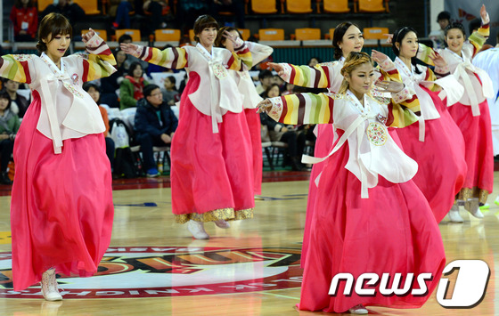 (서울=뉴스1) 박정호 기자 = 1일 오후 서울 잠실학생체육관에서 열린 'KB국민카드 2013-2014 프로농구' 삼성과 SK의 경기에 앞서 치어리더들이 화려한 공연을 선보이고 있 …