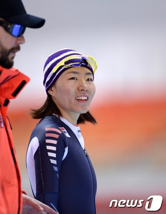 본문 이미지 - &#39;빙속여제&#39; 이상화가 10일&#40;한국시간&#41; 러시아 소치 해안클러스터 아들러 아레나 스케이팅 센터에서 여자 500m 경기를 앞두고 밝은 표정으로 훈련을 하고 있다.2014.2.9/뉴스1 © News1   &#40;소치&#40;러시아&#41;=뉴스1&#41; 이동원 기자