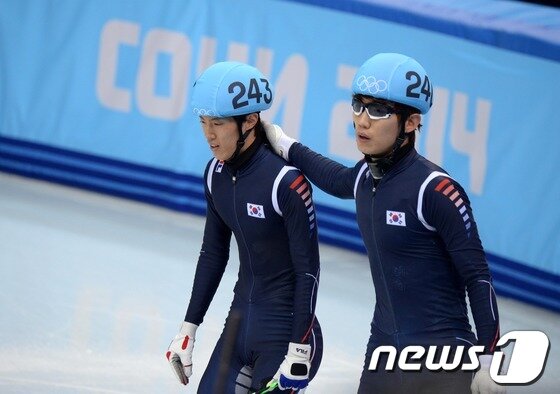 본문 이미지 - 10일&#40;한국시간&#41; 러시아 소치 해안클러스터 아이스버그 스케이팅 팔라스에서 열린 2014 소치 동계올림픽 쇼트트랙 남자 1,500m 준결승에서 서로 부딪혀 넘어진 한국 쇼트트랙 대표팀 이한빈이 신다운을 격려하고 있다. 이한빈은 어드밴티지로 결승에 진출했다. 2014.2.10/뉴스1 © News1 &#40;소치&#40;러시아&#41;=뉴스1&#41; 이동원 기자