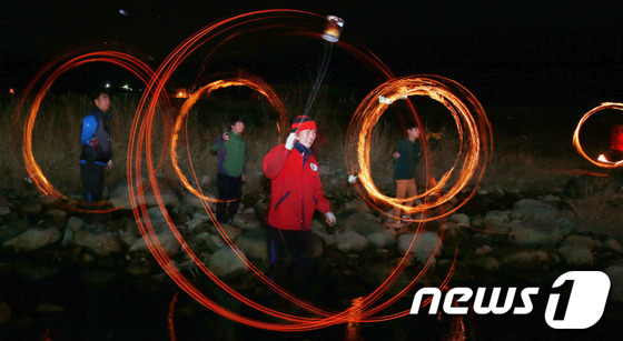 (서울=뉴스1) 손형주 기자 = 정월대보름을 나흘 앞둔 10일 오후 경남 함양군 안의면 금호강변에서 주민들이 한 해 안녕을 기원하며 쥐불놀이를 하고 있다. (함양군 제공) 2014 …