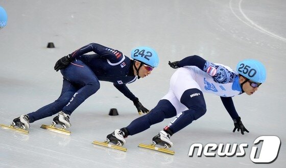 본문 이미지 - 10일(한국시간) 러시아 소치 해안클러스터 아이스버그 스케이팅 팔라스에서 열린 2014 소치 동계올림픽 쇼트트랙 남자 1,500m 예선에서 한국 쇼트트랙대표팀 박세영과 러시아 대표팀 안현수(빅토르 안)가 역주하고 있다. 2014.2.10/뉴스1 © News1   (소치(러시아)=뉴스1) 이동원 기자