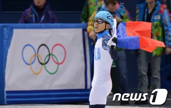 본문 이미지 - 10일&#40;한국시간&#41; 러시아 소치 해안클러스터 아이스버그 스케이팅 팔라스에서 열린 2014 소치 동계올림픽 쇼트트랙 남자 1,500m 결선에서 3위를 차지한 러시아 쇼트트랙대표팀 안현수&#40;빅토르 안&#41;가 러시아 국기를 들고 환호하고 있다. 2014.2.10/뉴스1 © News1   &#40;소치&#40;러시아&#41;=뉴스1&#41; 이동원 기자