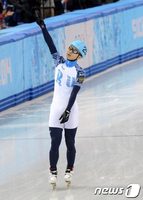 본문 이미지 - 10일(한국시간) 러시아 소치 해안클러스터 아이스버그 스케이팅 팔라스에서 열린 2014 소치 동계올림픽 쇼트트랙 남자 1,500m 결선에서 3위를 차지한 러시아 쇼트트랙대표팀 안현수(빅토르 안)가 환호하고 있다. 2014.2.10/뉴스1 © News1   (소치(러시아)=뉴스1) 이동원 기자